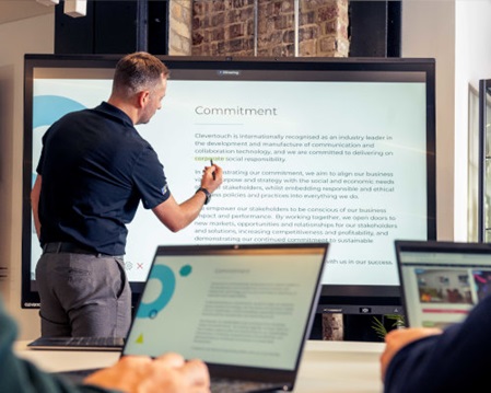 ein Mann bearbeitet an einem Touchmonitor ein Dokument