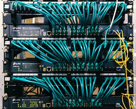 ein ordentlich verkabelter Netzwerkschrank